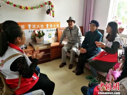 图为志愿者与敬老院的老人聊天。(资料图) 鲁芳 摄