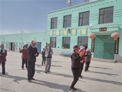 卓扎滩幸福院的老人们在跳舞