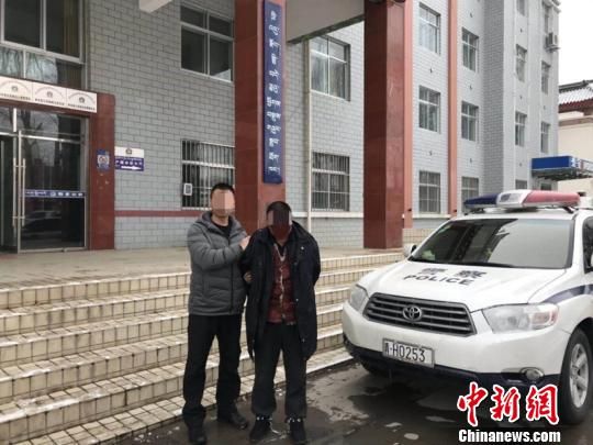 图为潜逃27年的犯罪嫌疑人被青海省海西州警方抓获。 钟欣 摄