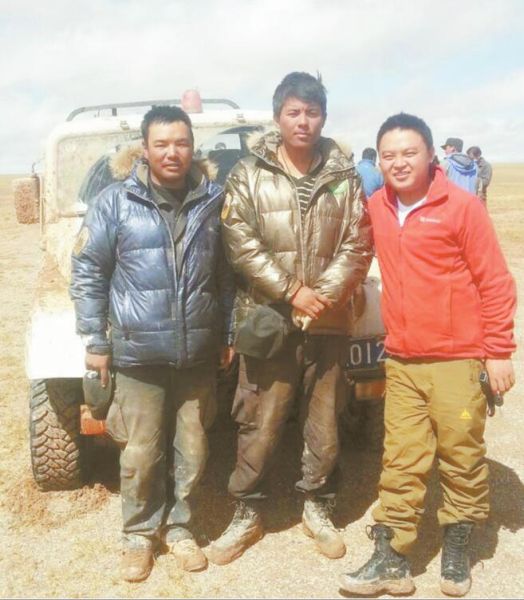 被困二十天的袁广明（左一）和战友与救援者汇合。袁广明提供