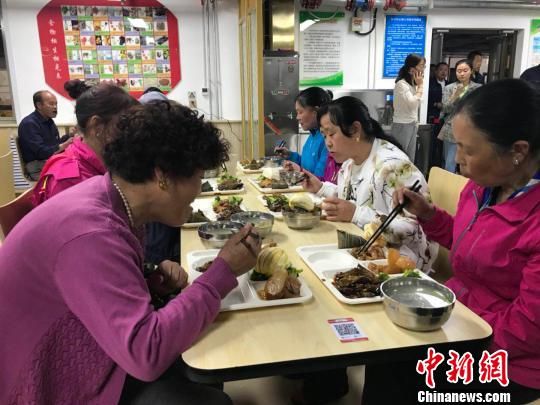  6日青海省首批“爱老幸福食堂”启动运营，图为正在就餐的老年人。 张坤 摄
