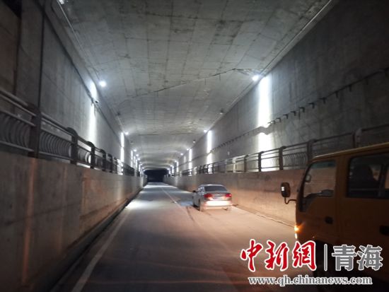 铁路职工修复隧道路灯 照亮百姓回家的路