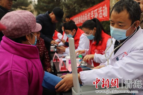 西宁市第一人民医院老年病科开展黄手环公益活动