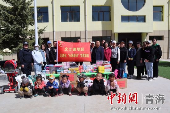 图为活动中对村里幼儿园进行捐赠。 青海省政府采购协会 供图