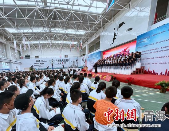 图为学校百位教师合唱《前进吧，中国共产党》。祁绣娟 摄