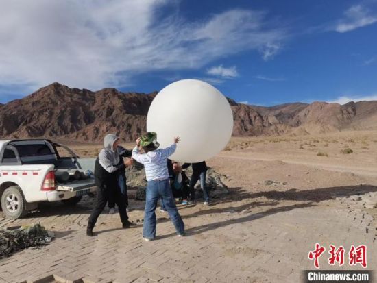 图为茫崖市气象局工作人员开展赛什腾山探空观测工作。　高翔　摄