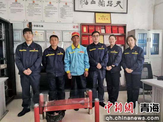 图为中油青藏分公司组织西宁地区15名员工分三批赴西大滩加油站开展体验式跟班作业。潘哲 摄