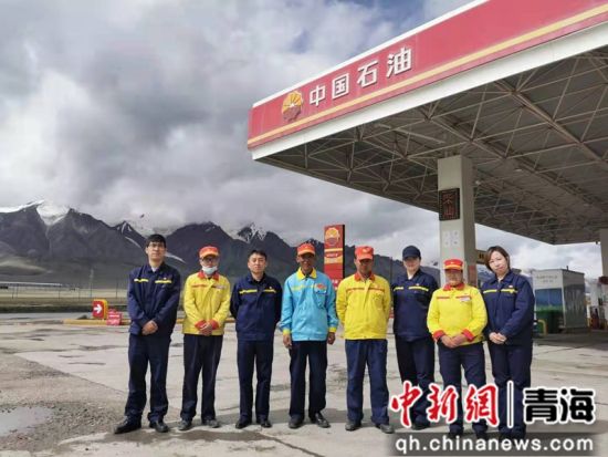 图为中油青藏分公司组织西宁地区15名员工分三批赴西大滩加油站开展体验式跟班作业。潘哲 摄