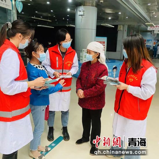 图为志愿者们为老年人讲解心血管疾病的预防知识。 青海省心脑血管病专科医院 供图 图为志愿者们为老年人讲解心血管疾病的预防知识。 青海省心脑血管病专科医院 供图