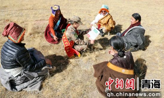 图为曲麻莱县人武部组织民兵藏汉双语宣传文化小分队走进牧区宣讲。李溢 摄