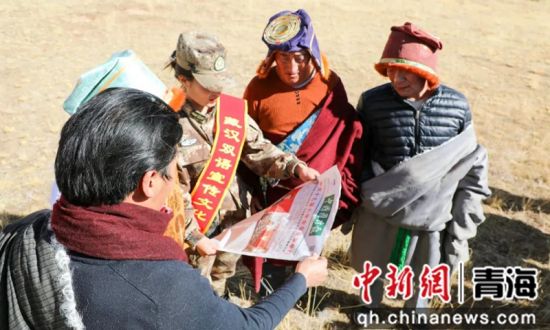 图为曲麻莱县人武部组织民兵藏汉双语宣传文化小分队走进牧区宣讲。张辉 摄