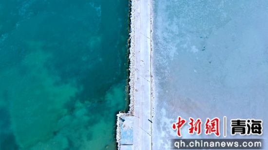 图为冬日青海湖。李江宁摄