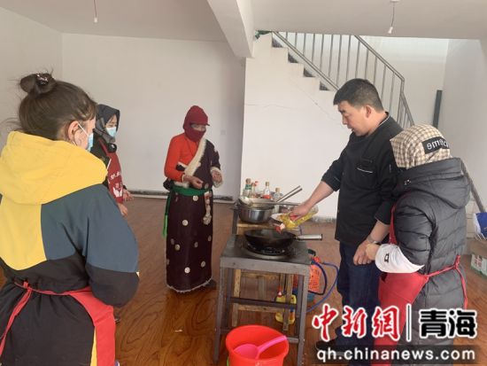 图为培训老师正在教妇女们烹饪技术。玛沁县委宣传部供图