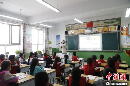 图为青海牧区孩子在宽敞明亮的教室内上课。　马铭言 摄
