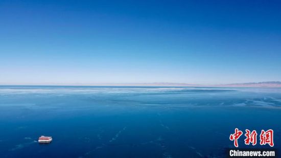  图为冬季的青海湖。　李江宁　摄