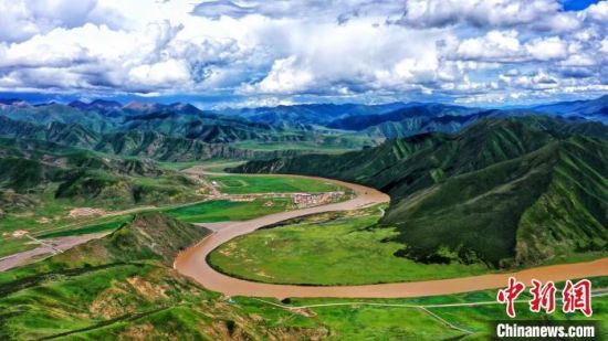 图为青海果洛州甘德县境内的黄河。　赵凛松 摄
