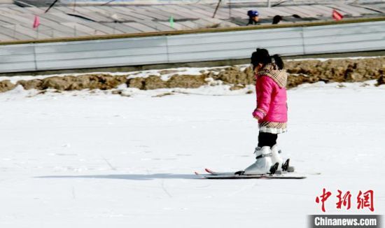 图为一名小女孩在西宁市北川冰雪世界滑雪。　魏雅琪 摄
