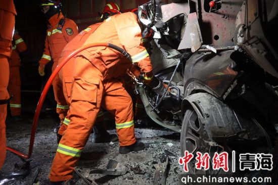 图为消防救援人员正在对事故车辆进行破拆。 秦永泽摄
