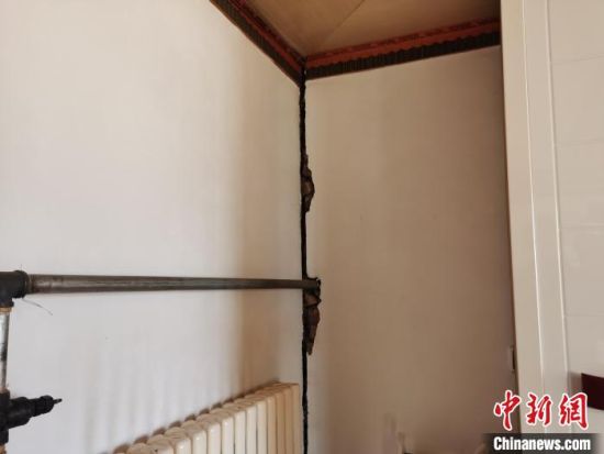 图为青海门源地震震中墙体开裂。　张添福　摄