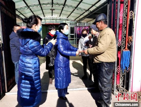 图为民政厅领导为震区民众送救助金。　青海省民政厅供图