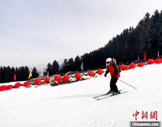 图为冰雪爱好者在青海省西宁市大通县一滑雪场滑雪。　张添福　摄
