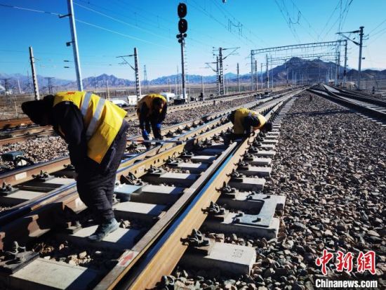  图为德令哈工务段干部职工对铁路设备进行检查。　青藏集团公司供图