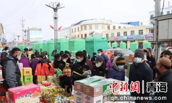 图为工作人员对各粮油市场、超市、肉铺等进行集中检查。河南县委宣传部供图