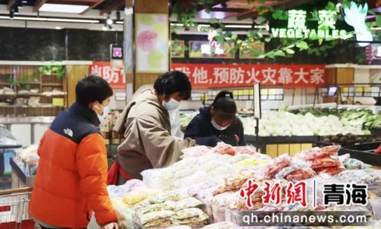 图为正在超市挑选年货的民众。河南县委宣传部供图