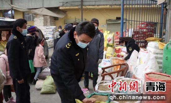 图为工作人员对各粮油市场、超市、肉铺等进行集中检查。河南县委宣传部供图