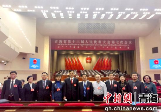 图为出席2022年青海省“两会”的部分农工党党员合影留念。郭满福 供图