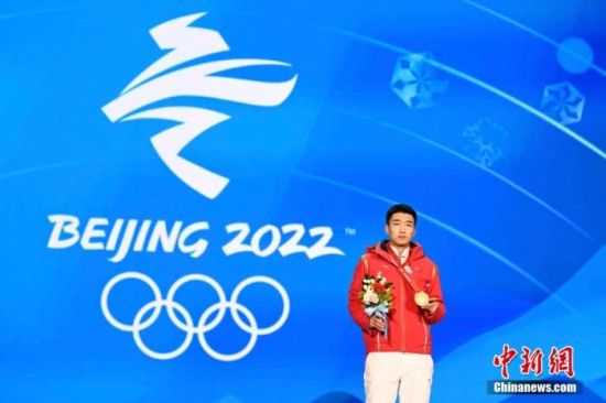 2月12日，北京2022年冬奥会速度滑冰男子500米决赛在国家速滑馆“冰丝带”举行。中国选手高亭宇以34.32秒的成绩打破奥运会纪录，夺得冠军。这是中国首次在冬奥会速度滑冰男子项目获得金牌。图为高亭宇在颁奖仪式上。 中新社记者 李骏 摄