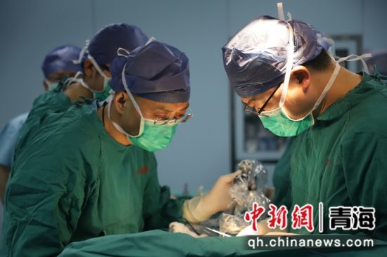 图为手术中。西宁市第一人民医院供图