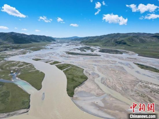 图为青海果洛藏族自治州境内的黄河。　李江宁　摄 　　