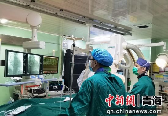 图为正在手术中。西宁市第一人民医院供图