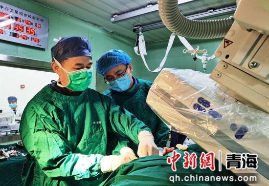 图为正在手术中。西宁市第一人民医院供图