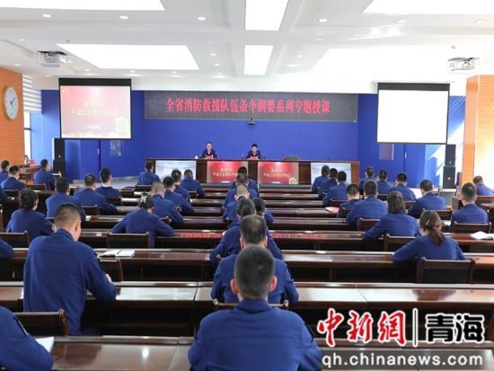 图为青海省各级消防救援队伍组织队列训练。 涂少雯摄