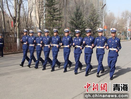 图为青海省各级消防救援队伍组织专题授课。 涂少雯摄