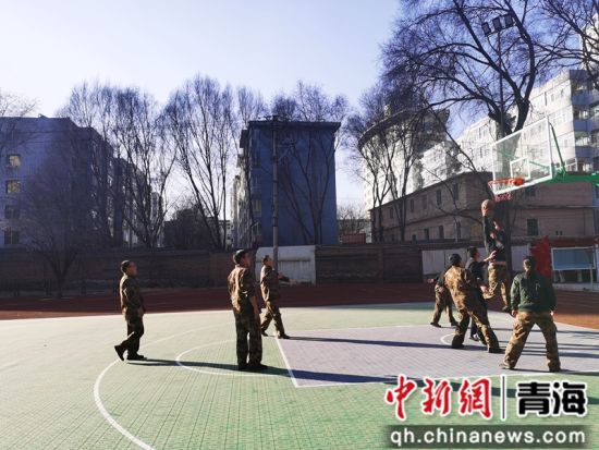图为文职人员进行篮球比赛。 西宁警备区供图
