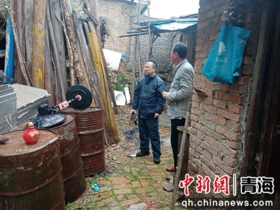 图为玛多地震后杨波副区长第一时间到黑城村查看农房受损情况。(资料图)