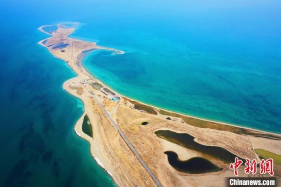 图为无人机航拍青海湖。　马铭言　摄 　　