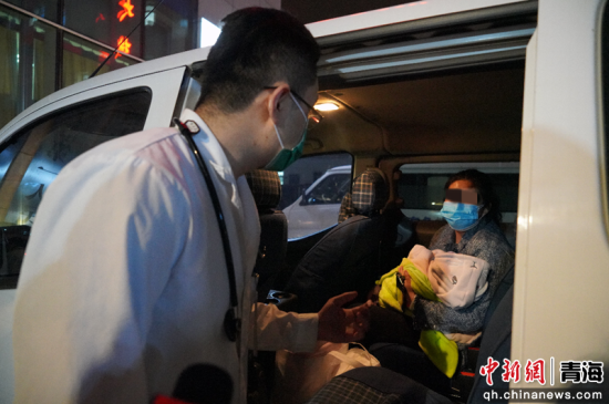 图为医护人员救护患儿。西宁市第一人民医院供图