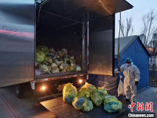 图为环保工作人员对医疗废物进行收集。　西宁市生态环境局 供图 　　