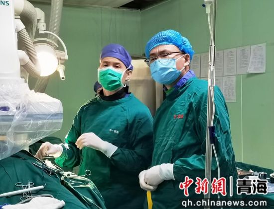 图为王武为患者诊治。西宁市第一人民医院供图