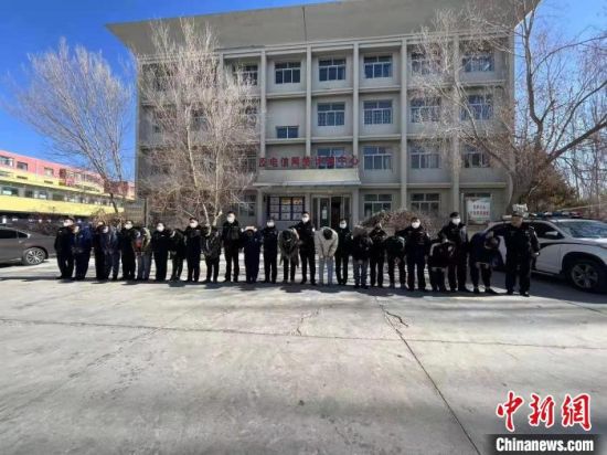 图为26名犯罪嫌疑人全部落网。　青海省格尔木市公安局 供图
