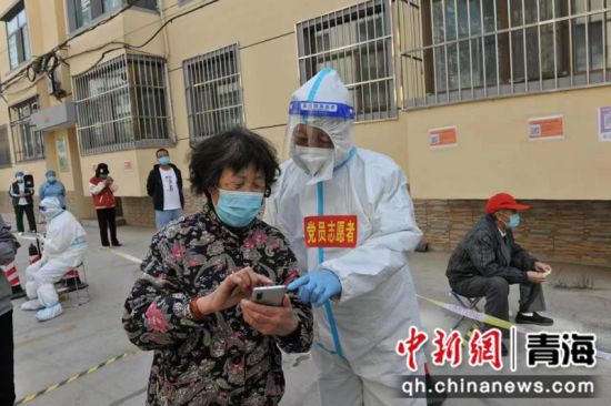 图为青海省人民医院退休女医护投身疫情防控一线。青海省人民医院供图