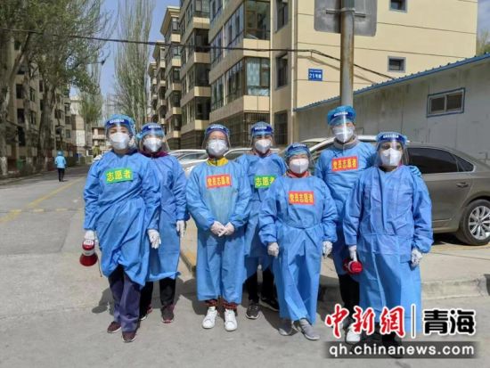 图为青海省人民医院退休女医护投身疫情防控一线。青海省人民医院供图