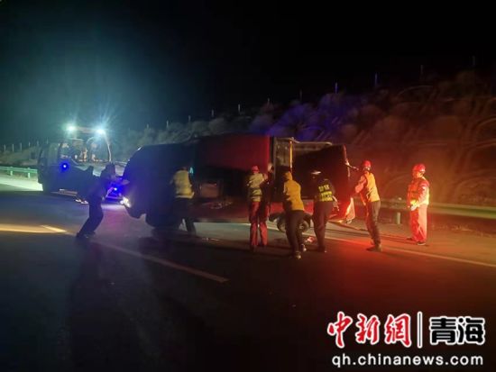 图为皮卡车在公路上侧翻发生事故，执法人员联合多部门保通保畅 。青海省路政总队供图