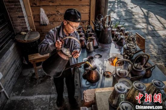 图为焦生福的作品《茶官》。　青海省祁连山自然保护协会供图