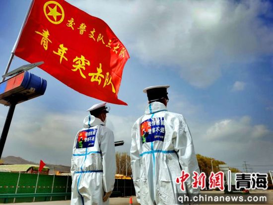 图为西宁公安青年民警奋战在抗击疫情最前沿。张颖摄