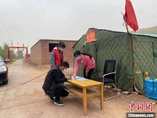 图为张宁正在进行疫情防控排查。　青海省药监局 供图